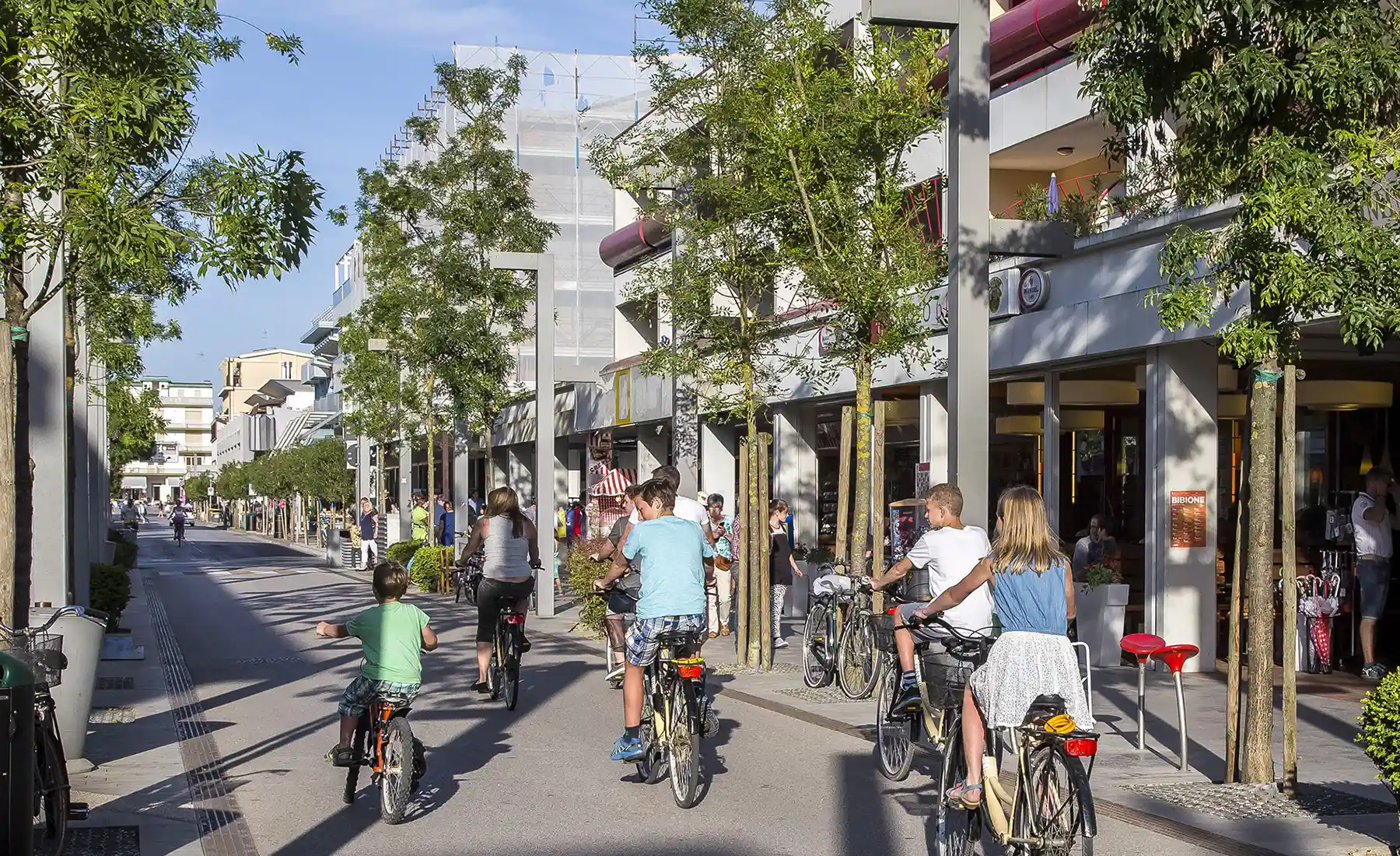 <strong>Bibione </strong><br>E' la <strong>vivace località turistica</strong> situata a nord-est di Venezia, da anni molto apprezzata per le molteplici possibilità che offre a turisti e viaggiatori alla ricerca di una <strong>vacanza in costa adriatica</strong>, capace di coniugare relax, sport e natura.