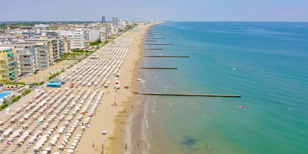 <strong>Jesolo</strong><br>  Le strutture di Lampo Group sono posizionate strategicamente non solo per permettere di vivere al meglio le località di Bibione e Carole, ma anche per raggiungere facilmente le altre mete che da sempre rendono rinomate le vacanze estive in riviera veneta, tra cui l’intramontabile Jesolo