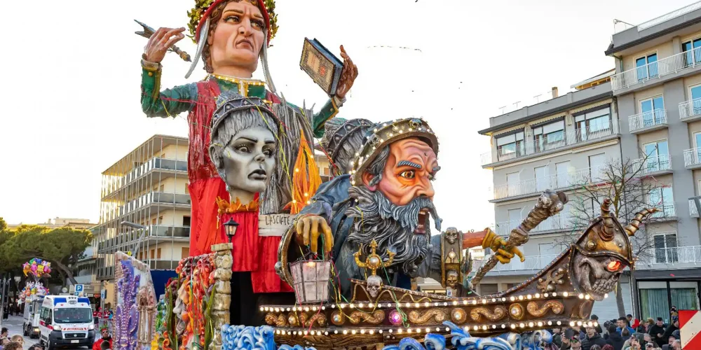 <strong>Carnevale di Jesolo </strong><br> Dunque, il Carnevale di Venezia è spettacolare, lo sappiamo, ma i milioni di turisti che affollano la bella città in quei giorni potrebbero creare stress e non farvi godere a pieno dell’esperienza.